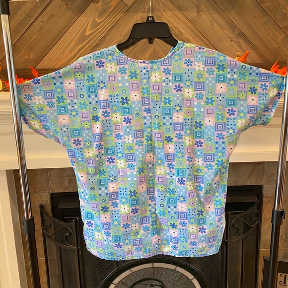 Scrub H.Q. Ladies Sz Small Top Multicolor Circular Flowers - Picture 6 of 7